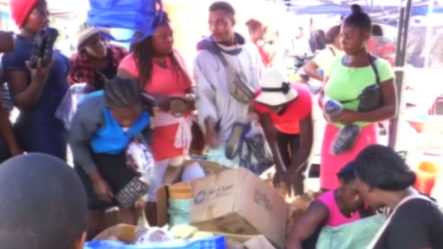 Crean Mercado Improvisado Por La Demanda De Haitianos Que Hay Cruzando La Frontera 