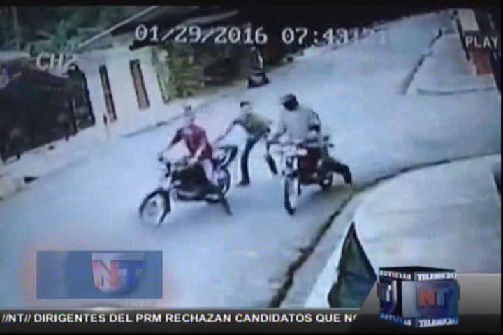 Captado En Video Atracadores Le Roban El Motor A Un Hombre A Punta De Pistola #Video