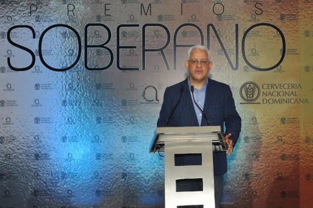 José Antonio Aybar, presidente de Acroarte, durante el anuncio de los nominados al premios Soberano 2014. 