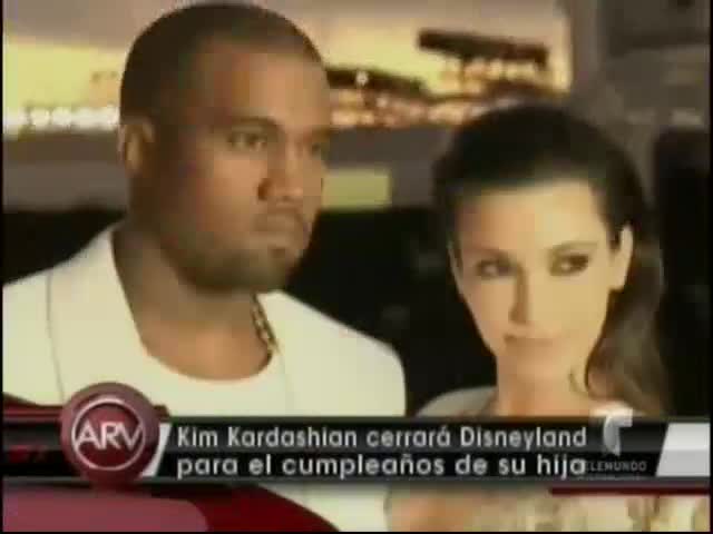 Kim Kardashian Y Kanye West Cierran Disneyland Para Celebrar El Cumpleaños De Su Hija #Video
