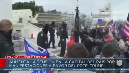 La Policía Utiliza Gases Lacrimógenos Para Evitar El Ingreso Al Capitolio De Manifestantes Que Apoyan Al Presidente Trump