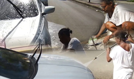 ¡Admirable! Mujer De 50 Años Se Gana La Vida Lavando Carros