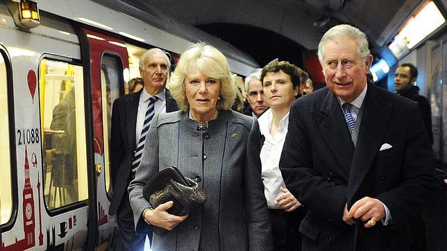 El Príncipe de Gales, Carlos de Inglaterra, y Camila, duquesa de Cornualles. visitan la estación de King Cross de Londres (Reino Unido)