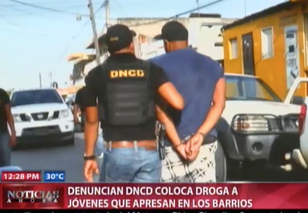 Denuncian DNCD Coloca Droga A Jóvenes Que Arrestan En Los Barrios #Video