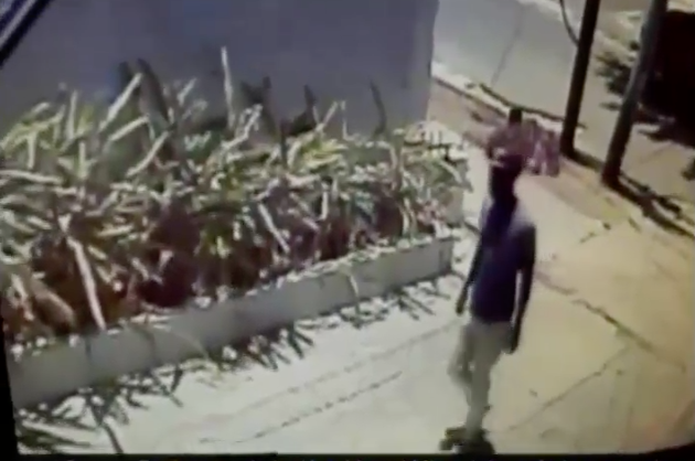 Captado En Video: Ladrón Se Mete Al Patio De Una Casa Para ¡robarse Una Sábana!