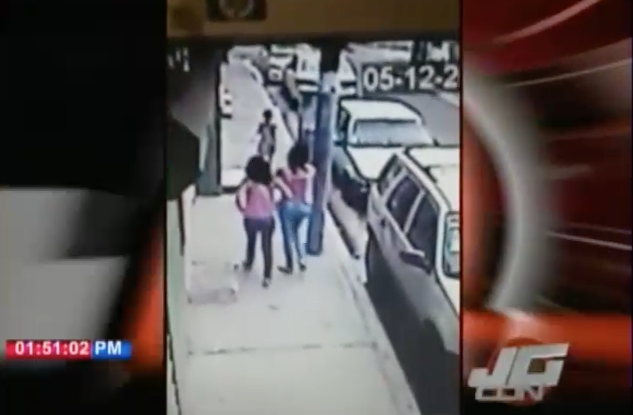 Captado En Video Ladrones Disfrazados De Motoconchistas Atracan 2 Mujeres #Video