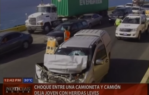 Choque Entre Camioneta Y Camión Deja Un Joven Con Leves Heridas #Video