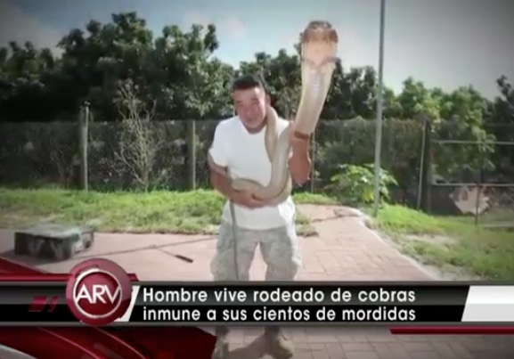 Hombre Vive Rodeado De Serpientes Y Es Inmune A Las Mordidas; Le Llaman “El Rey De Las Serpientes” #Video