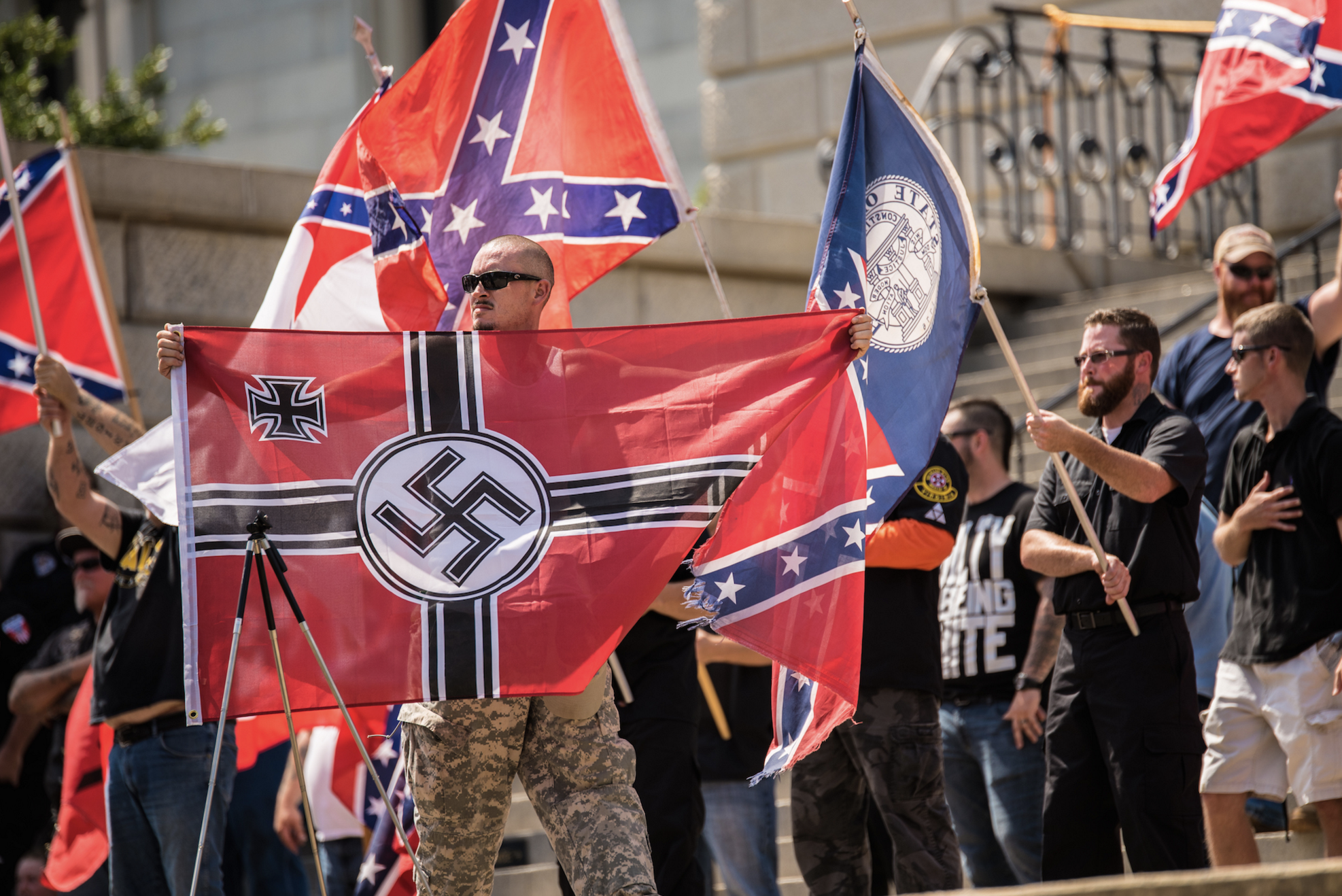 Grupos Supremacistas Como El KKK Anuncian Que Planean Desplegar Miles De Observadores Electorales