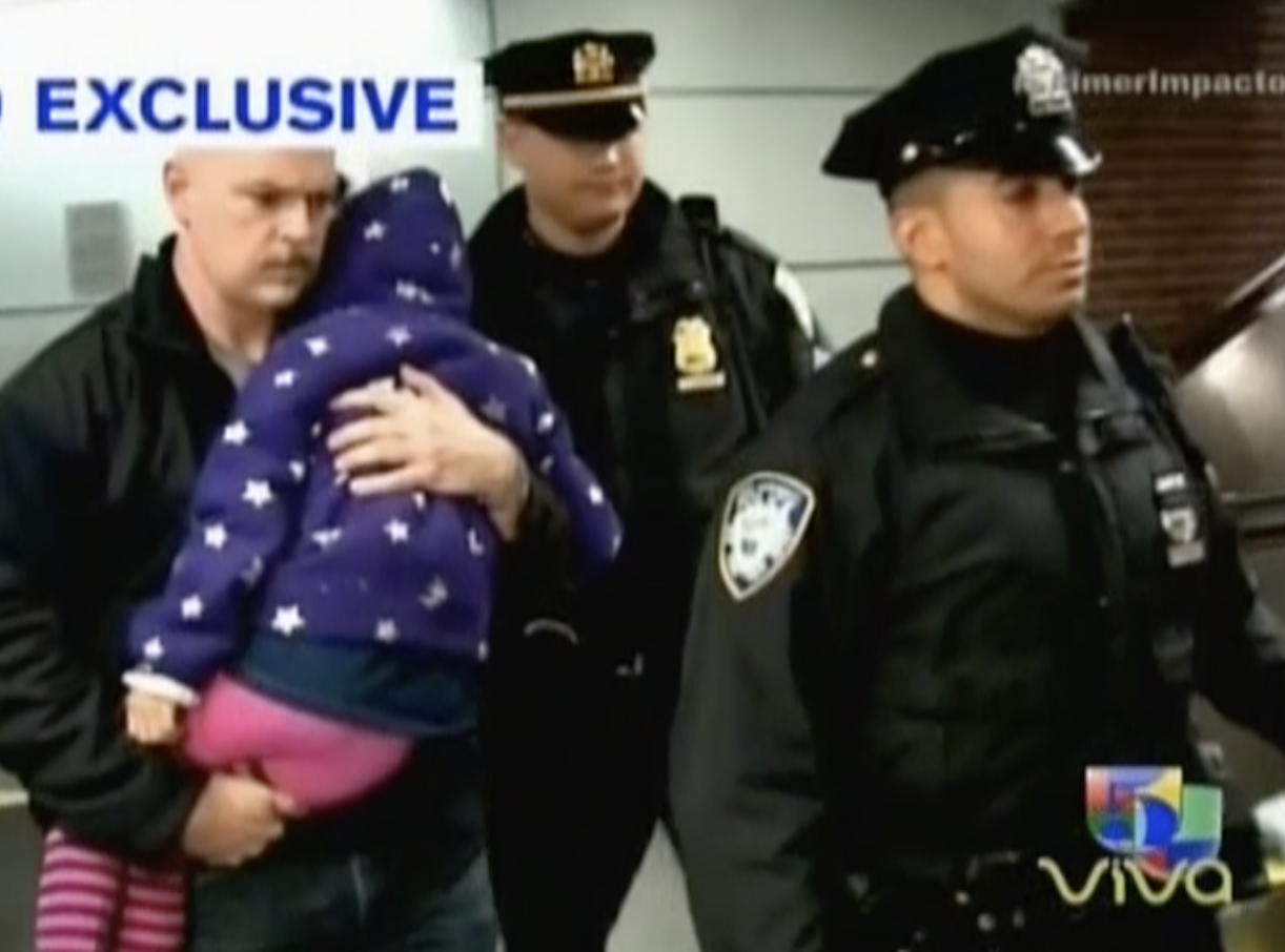 Un Hombre Dejó A Su Hija Sola En El Metro De NY