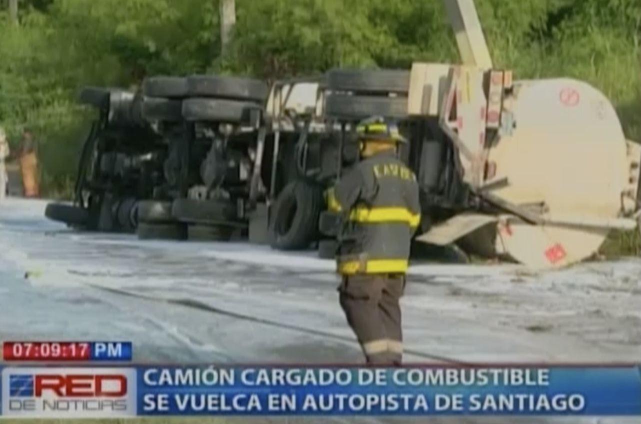 Mas Detalles Del Camión Cargado De Combustible Que Se Vuelca En Autopista De Santiago