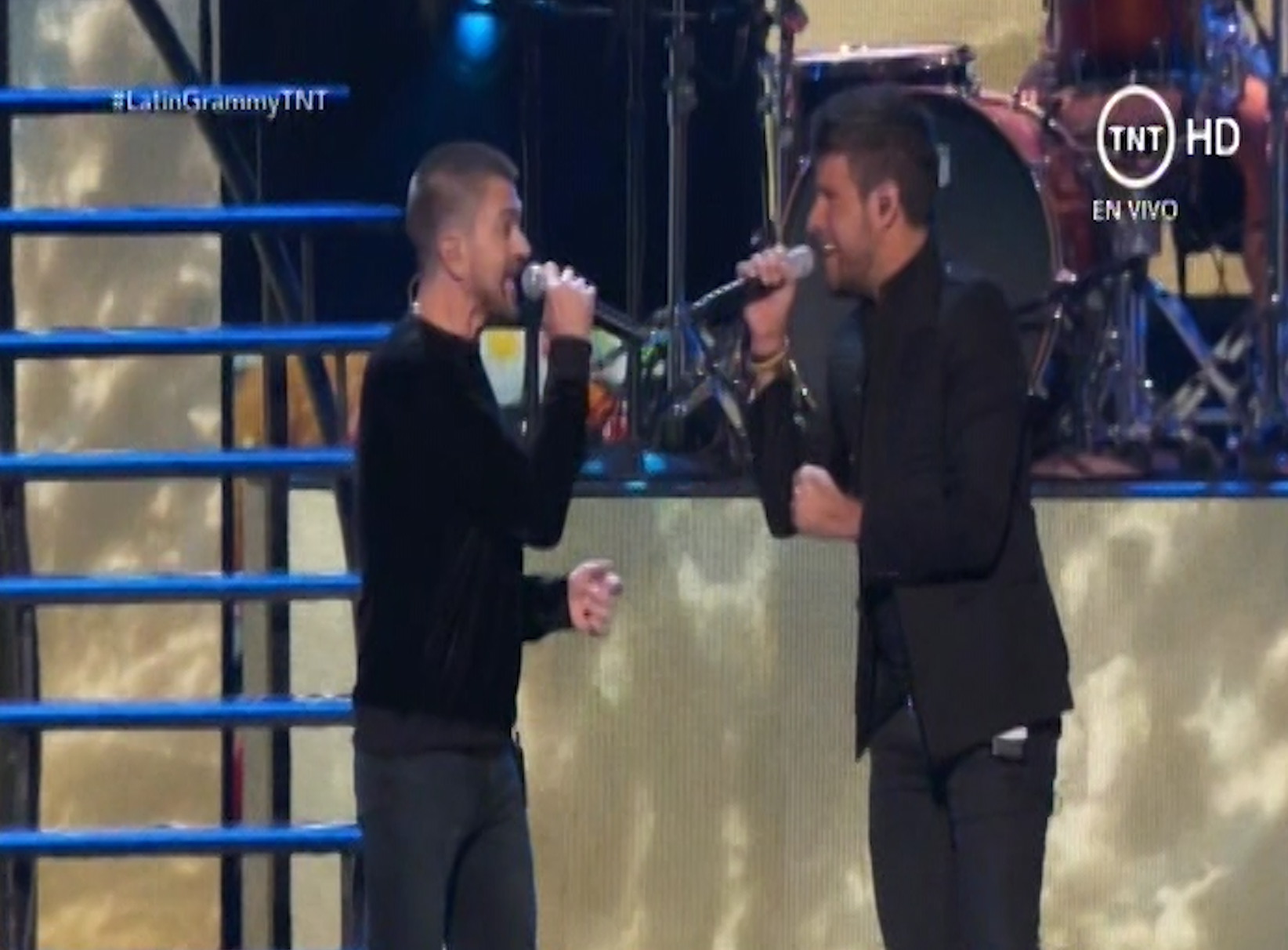 Juanes Y Pablo Lopez Abren Los Premios Latin Grammys Cantando Tu Enemigo
