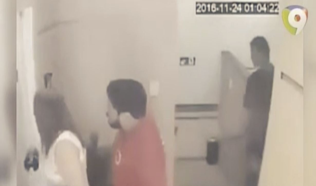 Mira Como Este Policía Mata A Un Delincuente Que Lo Esperaba Para Robarlo En La Entrada De Un Apartamento