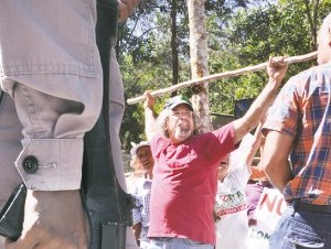 Grupo Se Crucifica Contra Minera En Loma Miranda