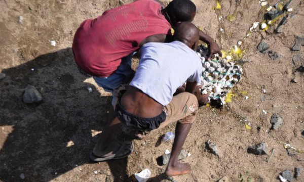 Autoridades Haitianas Aquerosean Huevos Desde RD Y Los Tiran Al Río Masacre