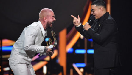 Daddy Yankee Le Entrega El Premio “ÍCONO MUNDIAL” A J Balvin En Premios Lo Nuestro 2020