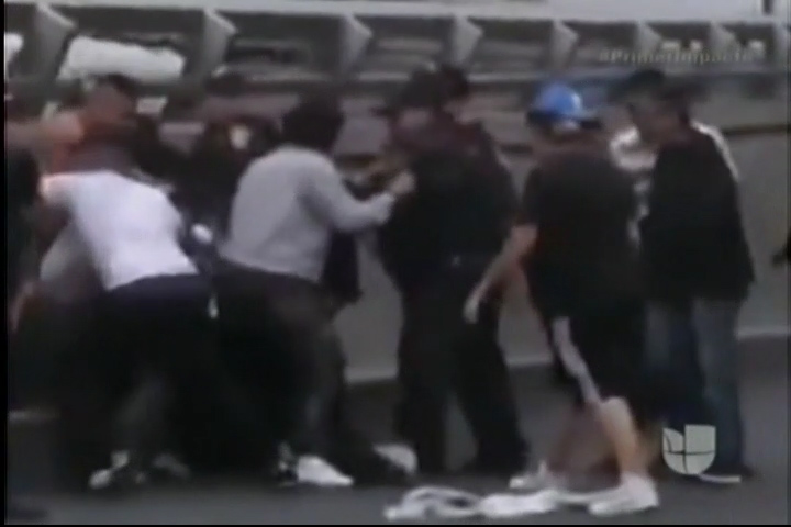 Captado En Video: Multitud Se Enfrenta A La Policía Para Liberar Un Ladrón