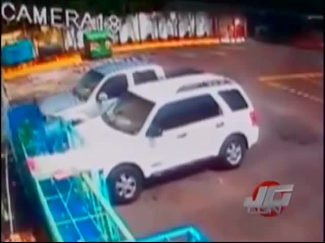 La Táctica Que Utilizan Los Ladrones Para Robarte Todo Dentro De Tu Carro #Video