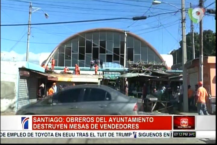 Trabajadores Del Ayuntamiento Dan Inicio Al Desalojo Y Traslado Del Mercado De Pulgas En Santiago