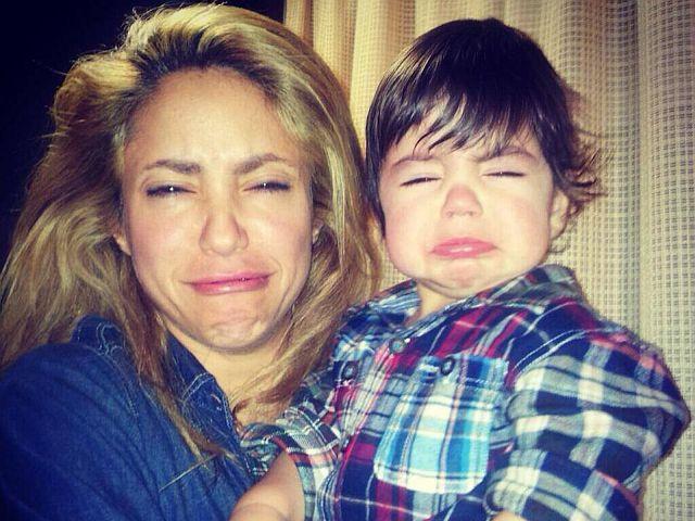 Shakira y su hijo haciendo muecas