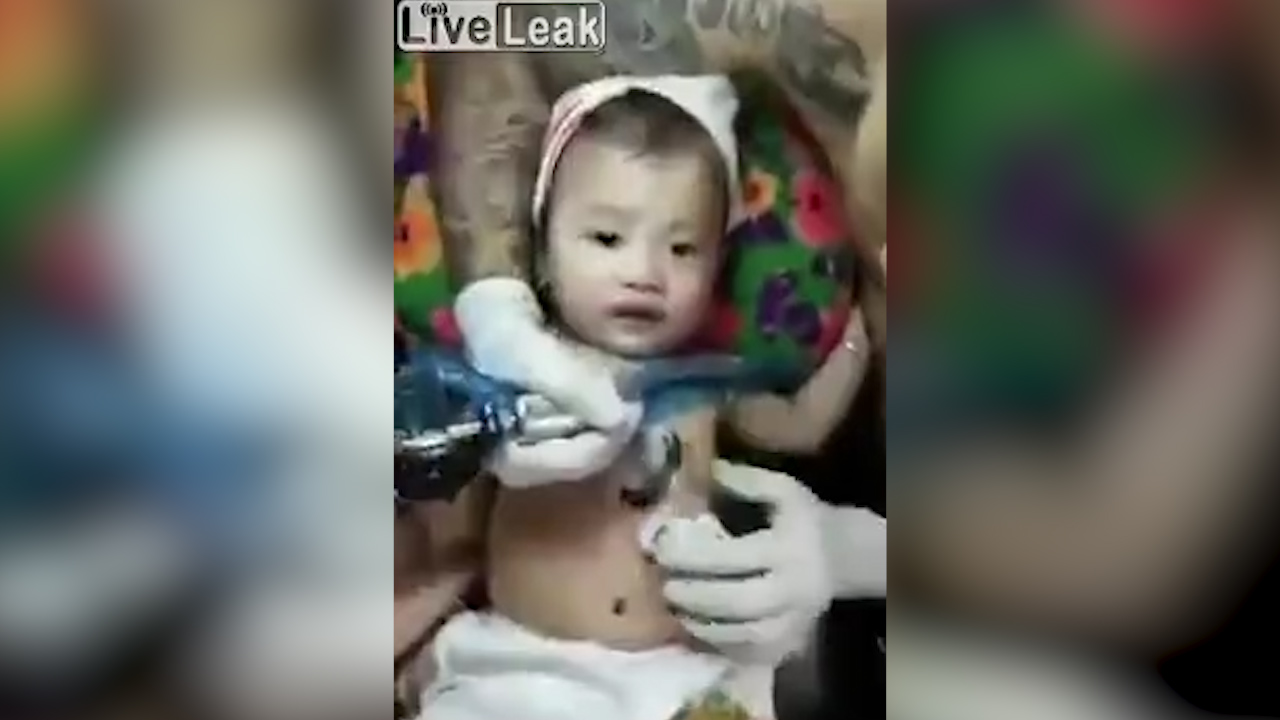 ¡Increíble! En China Captan En Video A Varias Personas Haciéndole Un Tatuaje A Un Bebé
